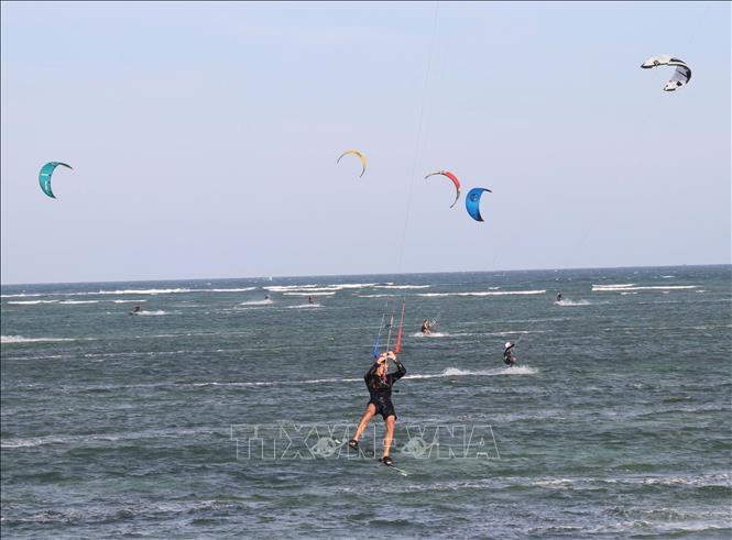 Các vận động viên cùng tham gia nội dung thi đấu kỹ thuật. Ảnh: Công Thử - TTXVN