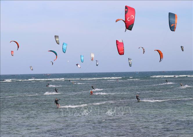 Các vận động viên cùng thi đấu nội dung tốc độ. Ảnh: Công Thử - TTXVN