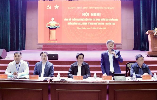 Lãnh đạo phường Thanh Xuân (Hà Nội) phổ biến các quy định của Nhà nước liên quan đến bồi thường, hỗ trợ và tái định cư đối với các hộ dân bị thu hồi đất thực hiện dự án Vành đai 2,5. Ảnh: Minh Nghĩa - TTXVN.