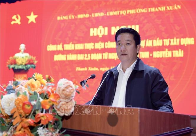 Bí thư Đảng ủy, Chủ tịch HĐND phường Thanh Xuân (Hà Nội) Nguyễn Huy Cường phát biểu tại Hội nghị đối thoại với các hộ dân có đất bị thu hồi để thực hiện Dự án đầu tư xây dựng đường Vành đai 2,5. Ảnh: Minh Nghĩa -TTXVN. 