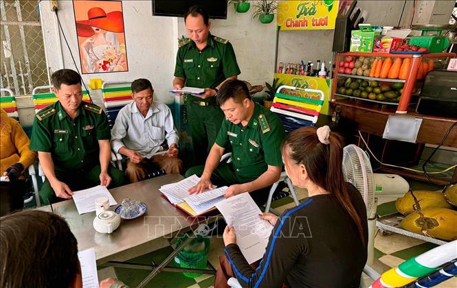 Đồn Biên phòng Vàm Trảng Trâu tuyên truyền, phổ biến giáo dục pháp luật cho Nhân dân khu vực biên giới trên địa bàn quản lý. Ảnh: TTXVN phát