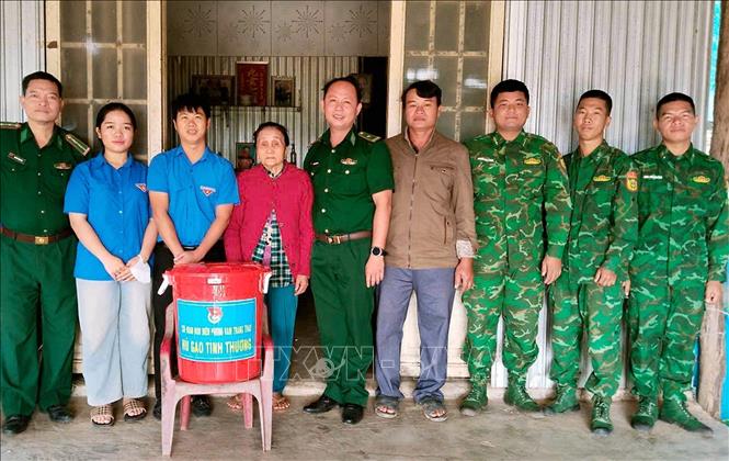 Thực hiện mô hình “Hũ gạo tình thương”, đơn vị tặng gạo cho các gia đình khó khăn trên địa bàn. Ảnh: TTXVN phát