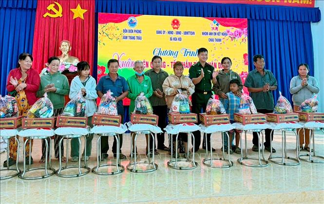 Đồn Biên phòng Vàm Trảng Trâu phối hợp trao tặng quà cho người dân tại chương trình. Ảnh: TTXVN phát