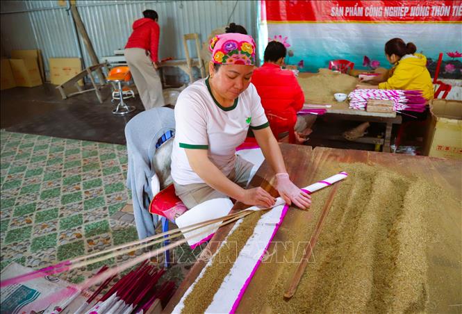 Ngoài các dòng sản phẩm hương trầm quấn giấy phổ thông, các cơ sở sản xuất cũng cho ra những sản phẩm có kích thước lớn, dài khoảng 1,4 đến 1,5m để đáp ứng nhu cầu thị trường dịp Tết. Ảnh: Xuân Tiến - TTXVN 