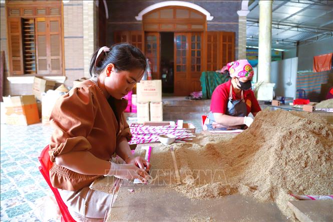 Hiện nay, các cơ sở sản xuất hương trầm ở các làng nghề truyền thống trên địa bàn xã Qùy Châu thường có thế mạnh về dòng sản phẩm hương que quấn giấy, chiều dài cây hương có kích thước phổ biến từ 40cm, 60cm đến 1m. Ảnh: Xuân Tiến - TTXVN 
