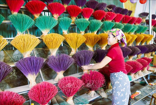 Nghề làm hương trầm hoạt động quanh năm, nhưng cứ dịp trước Tết khoảng 2 tháng, các cơ sở sản xuất hương trầm chuẩn bị dồi dào nguồn nguyên liệu, lõi hương và huy động nhân lực để chạy đua với thời gian, làm ra nhiều sản phẩm cung ứng ra thị trường. Ảnh: Xuân Tiến - TTXVN 