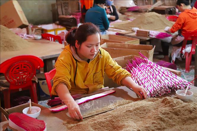 Nghề làm hương trầm Qùy Châu, các công đoạn để định hình, tạo ra cây hương ở các cơ sở đều giống nhau, nhưng công thức phối trộn nguyên liệu để tạo mùi thơm cho từng dòng sản phẩm hương trầm thì các cơ sở lại có bí quyết riêng. Ảnh: Xuân Tiến - TTXVN 