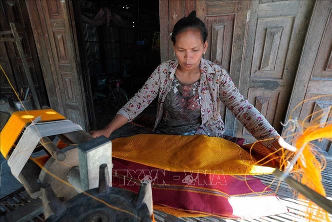 Làng dệt thổ cẩm Văn Giáo (xã Tịnh Biên)  là điểm du lịch văn hóa độc đáo, thu hút du khách khám phá nghề dệt truyền thống của người Khmer với những tấm thổ cẩm sặc sỡ, hoa văn tinh xảo, mang đậm bản sắc văn hóa địa phương. Ảnh: Khánh Hoà – TTXXN 