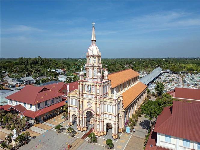 Nhà thờ Cù Lao Giêng (xã Cù Lao Giêng) được xây dựng vào năm 1877, là điểm tham quan hấp dẫn du khách gần xa. Ảnh: Khánh Hoà – TTXVN