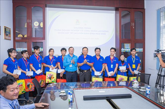 Tặng quà cho công nhân có hoàn cảnh khó khăn công ty Dừa Lương Quới. Ảnh: Huỳnh Phúc Hậu - TTXVN