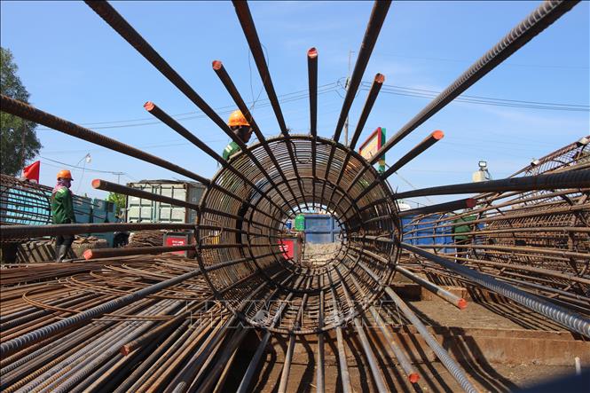 Nhiều công trình giao thông trọng điểm đã được khởi công xây dựng, qua đó tạo động lực cho Cà Mau phát triển nhanh và bền vững. Ảnh: Chanh Đa-TTXVN