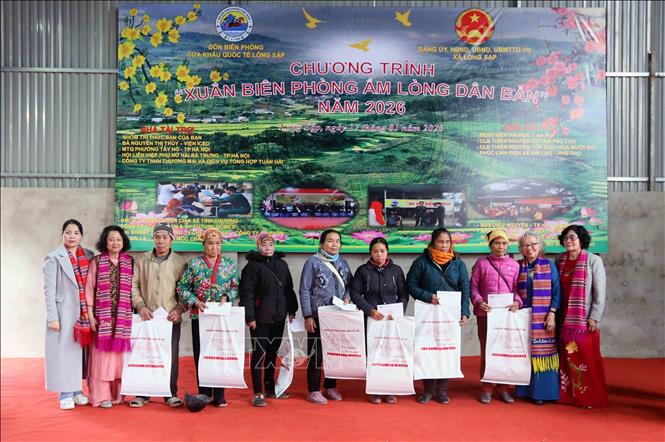 Trao quà cho nhân dân có hoàn cảnh khó khăn tại xã Lóng Sập. Ảnh: Quang Quyết - TTXVN