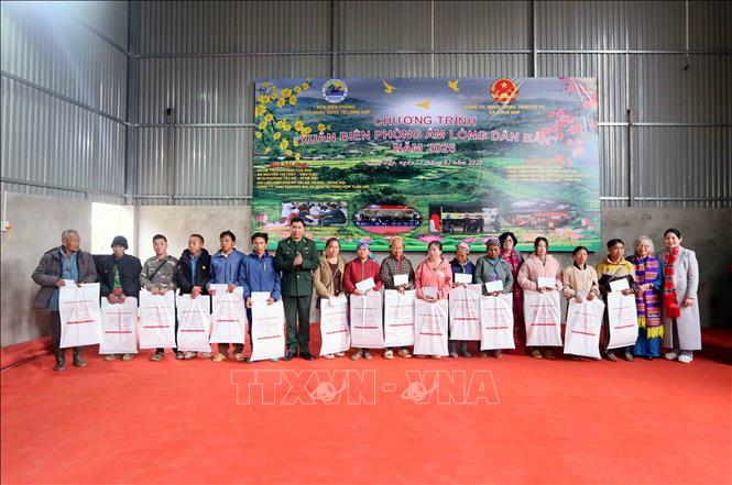 Trao quà cho nhân dân có hoàn cảnh khó khăn tại xã Lóng Sập. Ảnh: Quang Quyết - TTXVN