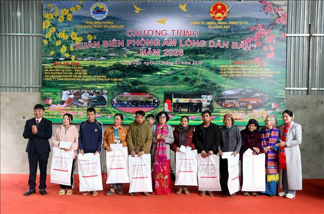 Trao quà cho nhân dân có hoàn cảnh khó khăn tại xã Lóng Sập. Ảnh: Quang Quyết - TTXVN