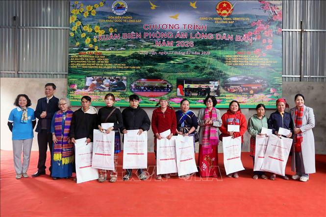 Trao quà cho nhân dân có hoàn cảnh khó khăn tại xã Lóng Sập. Ảnh: Quang Quyết - TTXVN