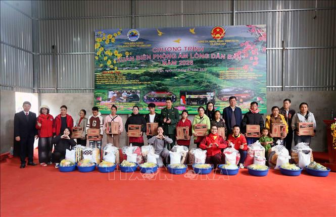 Trao quà cho nhân dân có hoàn cảnh khó khăn tại xã Lóng Sập. Ảnh: Quang Quyết - TTXVN