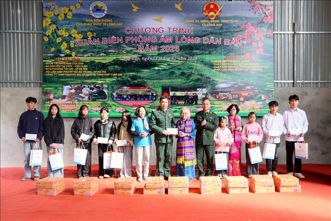 Đơn vị tài trợ tặng quà cho con nuôi và lãnh đạo Đồn Biên phòng Cửa khẩu Quốc tế Lóng Sập (Bộ Chỉ huy Quân sự tỉnh Sơn La). Ảnh: Quang Quyết - TTXVN