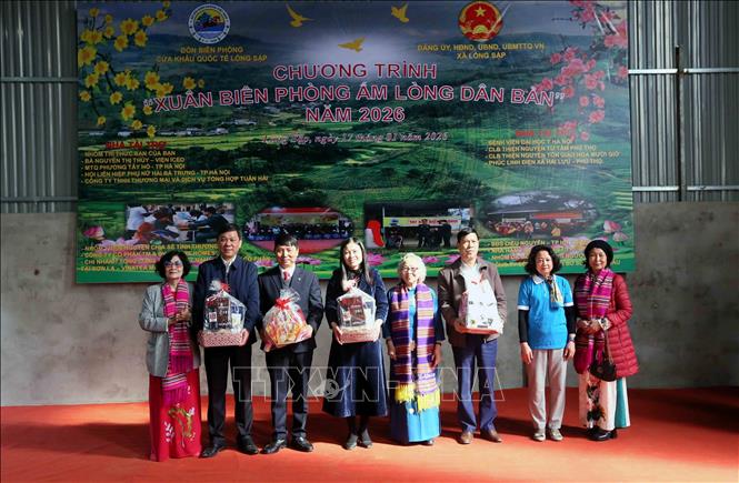 Đơn vị tài trợ tặng quà Tết cho lãnh đạo xã Lóng Sập. Ảnh: Quang Quyết - TTXVN