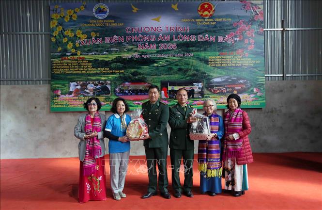 Đơn vị tài trợ tặng quà Tết cho lãnh đạo Đồn Biên phòng Cửa khẩu Quốc tế Lóng Sập (Bộ Chỉ huy Quân sự tỉnh Sơn La). Ảnh: Quang Quyết - TTXVN
