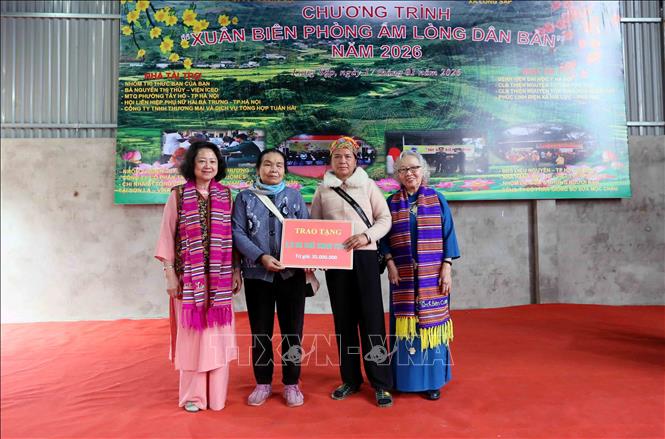 Trao 2,5 ha cây chè giống đại diện Hội Liên hiệp Phụ nữ xã Lóng Sập. Ảnh: Quang Quyết - TTXVN