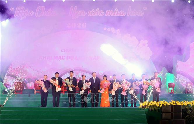 Ông Nguyễn Trùng Khánh, Cục trưởng Cục Du lịch Quốc gia trao Cup Điểm đến thiên nhiên hàng đầu thế giới cho đại diện các xã, phường thuộc Khu du lịch Quốc gia Mộc Châu. Ảnh; Quang Quyết - TTXVN