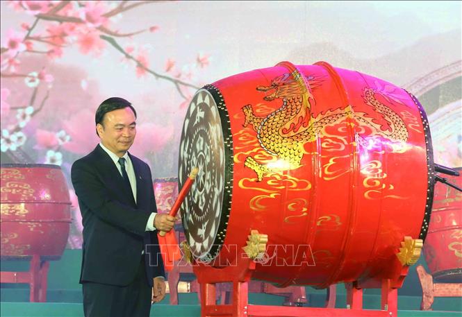 Phó Chủ tịch Thường trực Ủy ban nhân dân tỉnh Sơn La Hà Trung Chiến đánh trống khai mạc Chương trình 