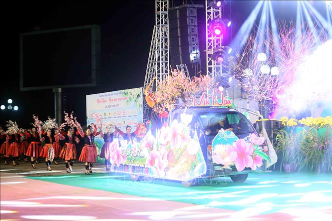 Diễu hành xe hoa đường phố giới thiệu, quảng bá các loại hoa rực rỡ trên cao nguyên Mộc Châu. Ảnh; Quang Quyết - TTXVN