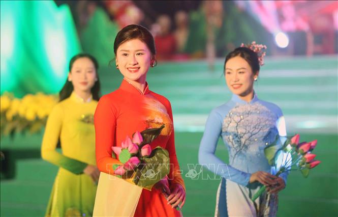 Top 10 Hoa hậu Du lịch Dân tộc Việt Nam 2025 tham gia quảng bá, xúc tiến du lịch, văn hóa, xã hội tại chương trình. Ảnh; Quang Quyết - TTXVN