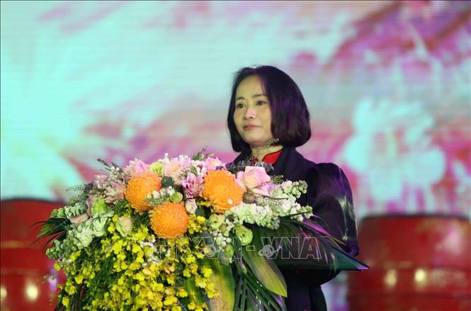 Chủ tịch Ủy ban nhân dân phường Mộc Châu, tỉnh Sơn La Nguyễn Thị Hoa phát biểu. Ảnh; Quang Quyết - TTXVN