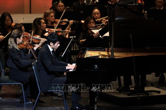 Nghệ sĩ piano Eric Lu - người vừa giành quán quân tại Cuộc thi piano quốc tế Fryderyk Chopin lần thứ 19 tại Ba Lan biểu diễn tại chương trình. Ảnh: TTXVN phát