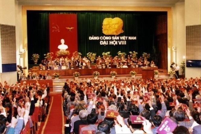 Đại hội đại biểu toàn quốc lần thứ VIII của Đảng đánh dấu bước chuyển của đất nước sang thời kỳ mới - thời kỳ đẩy mạnh công nghiệp hóa, hiện đại hóa. Các nghị quyết của Đảng từ Đại hội VIII đến nay tiếp tục khẳng định sự kiên định, kiên trì thực hiện đường lối đổi mới đất nước và hội nhập quốc tế. Ảnh: Xuân Lâm - TTXVN 