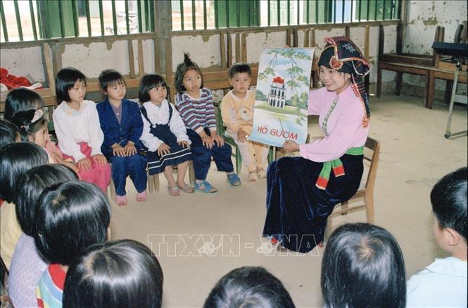 Giờ học của trẻ mẫu giáo ở Tuần Giáo, tỉnh Lai Châu (năm 1997). Ảnh: Trọng Nghiệp-TTXVN