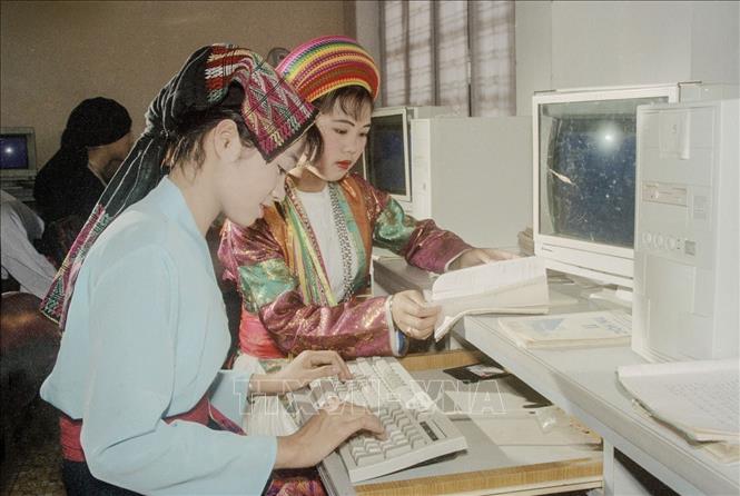Giờ học máy tính của học sinh Trường Phổ thông vùng cao Việt Bắc (1997). Ảnh: Trần Tống - TTXVN