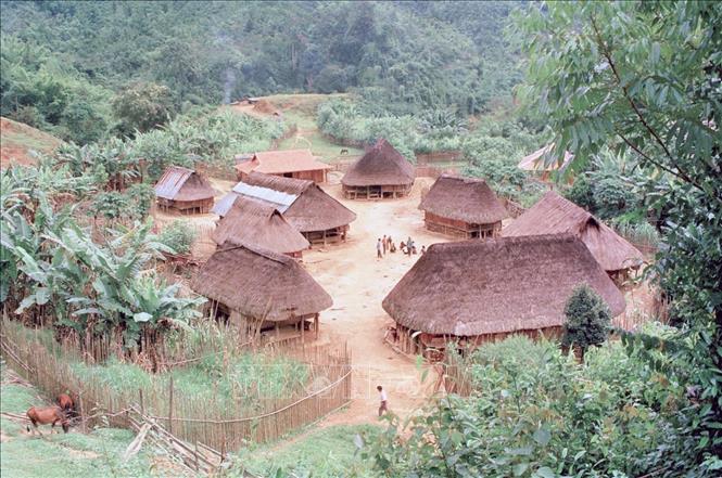 Bản định cư A Chung của người Cà Tu (xã A Ting, huyện Hiên, tỉnh Quảng Nam), năm 1997. Ảnh: Công Điền - TTXVN