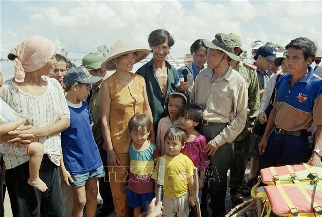 Tổng Bí thư Lê Khả Phiêu thăm đồng bào ấp Hưng Điền B, huyện Tân Hồng (Long An) trong chuyến đi kiểm tra, thị sát và chỉ đạo công tác cứu trợ nhân dân vùng bị lũ lụt và khắc phục hậu quả do lũ lụt gây ra ở các tỉnh đồng bằng sông Cửu Long (27 - 29/9/2000). Ảnh: Cao Phong – TTXVN