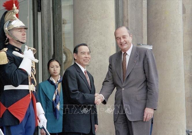 Ngày 1/4/1998, tại Phủ Tổng thống ở Thủ đô Paris, Tổng thống Jacques Chirac tiếp Thủ tướng Phan Văn Khải thăm chính thức Cộng hòa Pháp. Ảnh: Kim Hùng - TTXVN