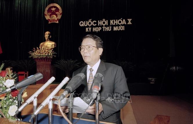 Chủ tịch nước Trần Đức Lương đọc Tờ trình về việc đề nghị Quốc hội phê chuẩn Hiệp định thương mại Việt Nam - Hoa Kỳ, tại Kỳ họp thứ mười, Quốc hội khóa X, ngày 23/11/2001. Ảnh: Nhan Sáng - TTXVN