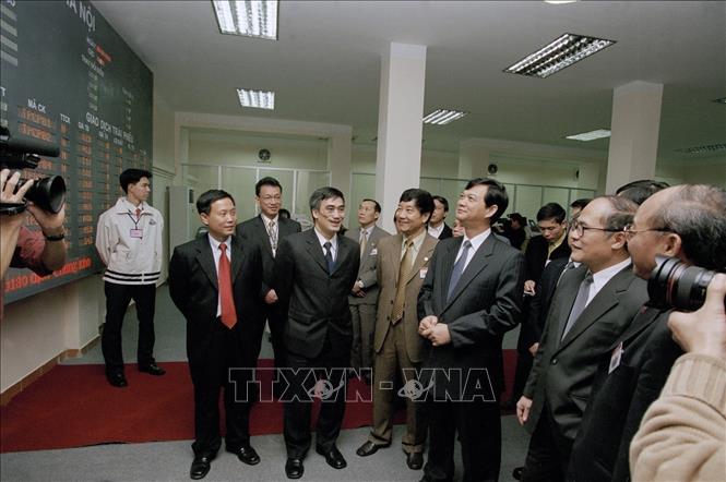 Phó Thủ tướng thường trực Nguyễn Tấn Dũng dự khai trương Trung tâm Giao dịch chứng khoán Hà Nội, ngày 8/3/2005. Ảnh: Quang Hải - TTXVN
