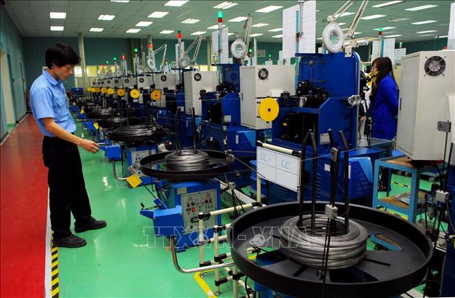 Công ty TNHH Advanex Việt Nam (vốn đầu tư Thái Lan) hoạt động tại Khu Công nghiệp Phúc Điền (Hải Dương), chuyên sản xuất các loại lò so (cuốn, dập), linh kiện cơ khí…chất lượng cao, cung cấp cho các nhà máy với công suất 600 triệu linh kiện/năm. Ảnh: Danh Lam - TTXVN