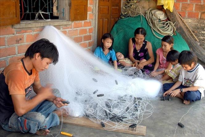 Công tác xóa đói giảm nghèo đạt được những thành tựu quan trọng, sớm đạt được nhiều chỉ tiêu phát triển thiên niên kỷ của Liên hợp quốc, được quốc tế đánh giá cao. Trong ảnh: Với việc thực hiện thành công dự án, sẽ không còn cảnh đói nghèo vì sinh nhiều con như gia đình này ở xã Cát Tiến, huyện Phù Cát (Bình Định). Ảnh: Dương Ngọc - TTXVN 