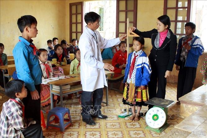 Lĩnh vực y tế phát triển mạnh mẽ, đạt nhiều thành tựu trong suốt những năm Đổi mới. Trong ảnh: Nhân viên y tế kiểm tra sức khỏe cho học sinh Trường Tiểu học xã Làng Chếu, huyện Bắc Yên. Ảnh: Dương Ngọc - TTXVN 
