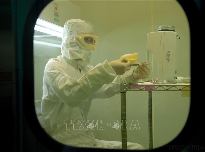 Lĩnh vực y tế phát triển mạnh mẽ, đạt nhiều thành tựu trong suốt những năm Đổi mới. Trong ảnh: Sản xuất vắc xin được thực hiện trong phòng vô trùng. Ảnh: Danh Lam - TTXVN