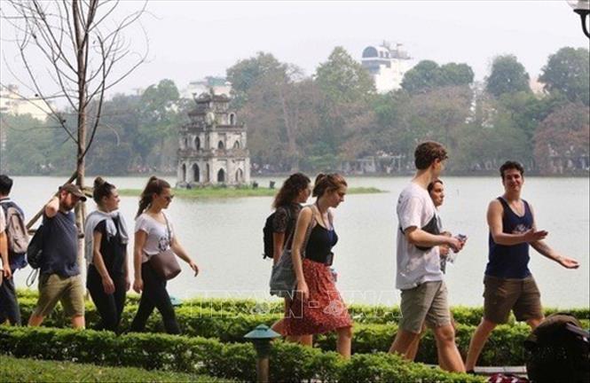 Với vị thế là “Thành phố vì hòa bình”, Hà Nội thu hút hàng triệu du khách trong nước và quốc tế đến tham quan mỗi năm. Ảnh: Thành Đạt – TTXVN