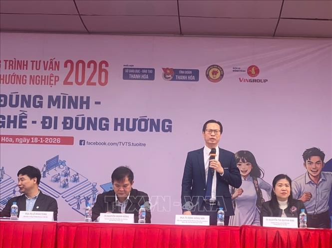 Đại diện Bộ Giáo dục và Đào taok giải đáp các thắc mắc của các em học sinh liên quan đến kỳ thi đánh giá tư duy năm 2026. Ảnh: Khiếu Tư - TTXVN