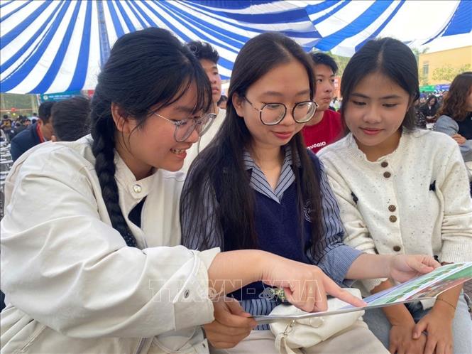 Di chuyển hơn 70 km, nhưng em  Hoàng Mỹ Vân, học sinh lớp 12 Trường THPT Ngọc Lặc cùng nhóm bạn có mặt từ rất sớm để tham gia các hoạt động của Chương trình. Ảnh: Khiếu Tư - TTXVN 