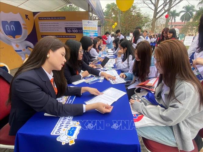 Các tư vấn đến từ các nhà trường luôn nhiệt tình, sẵn sàng giải đáp mọi thắc mắc về quy chế, tư vấn tuyển sinh, xét tuyển cho các em học sinh. Ảnh: Khiếu Tư - TTXVN