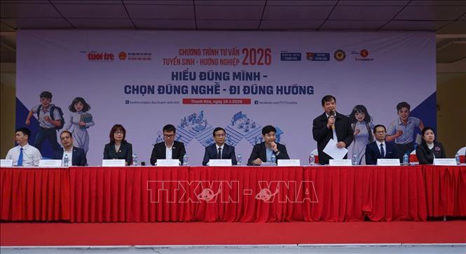 Ban tổ chức chú trọng mời các chuyên gia tuyển sinh hàng đầu, lãnh đạo các trường đại học lớn, đại diện Bộ Giáo dục và Đào tạo, đại diện khối trường Quân đội... tư vấn, giải đáp thắc mắc của học sinh. Ảnh: Khiếu Tư - TTXVN 