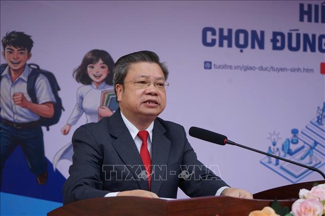 Phó Giáo sư Bùi Văn Dũng, Hiệu trưởng Trường Đại học Hồng Đức đánh giá cao ý nghĩa của Chương trình tư vấn tuyển sinh và hướng nghiệp được tổ chức hằng năm. Ảnh: Khiếu Tư - TTXVN 