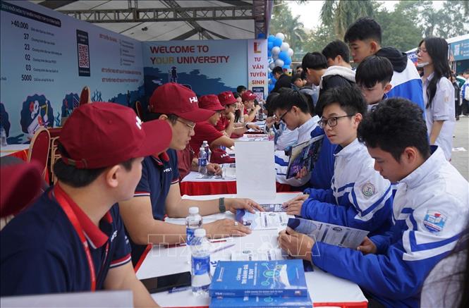 Các học sinh tìm hiểu thông tin du học, chương trình đào tạo liên kết quốc tế. Ảnh: Khiếu Tư - TTXVN