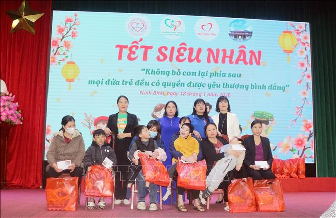 Các tổ chức, đơn vị, nhà tài trợ trao tặng quà Tết cho các em nhỏ không may mắc bệnh. Ảnh: Nguyễn Chinh - TTXVN 